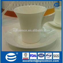 Delicado en forma de taza de café de cerámica blanca con platillo nuevo hueso china